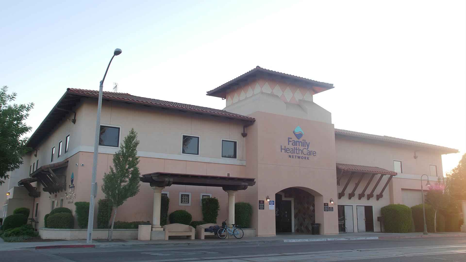 Exterior of Family Healthcare Network in Visalia Oak, CA